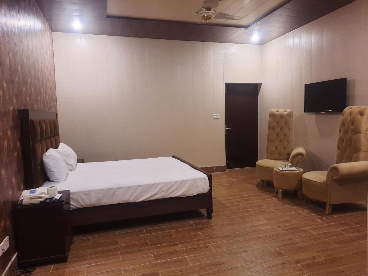 Royal Fort Executive Hotel Gulberg Lahore Esterno foto