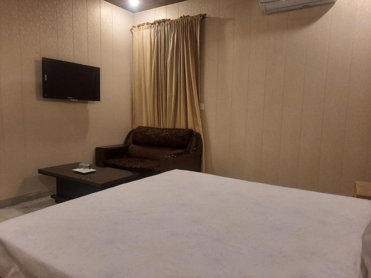 Royal Fort Executive Hotel Gulberg Lahore Esterno foto
