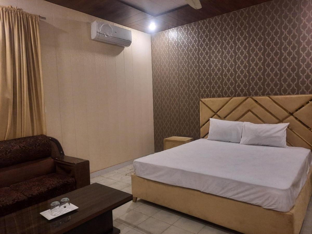 Royal Fort Executive Hotel Gulberg Lahore Esterno foto