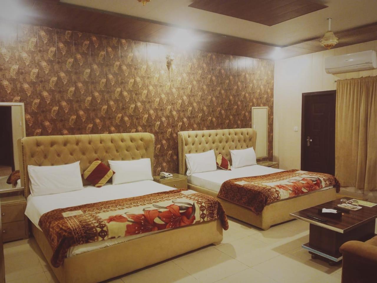 Royal Fort Executive Hotel Gulberg Lahore Esterno foto
